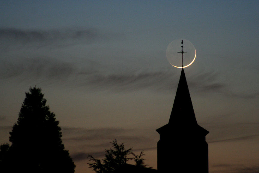 La lumière cendrée de la lune